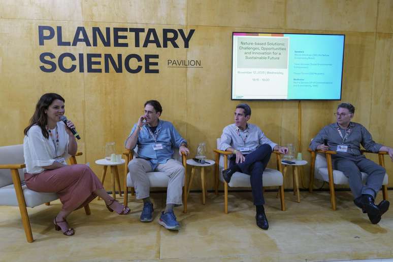 Marina Daineze (VP de Comunicação e Sustentabilidade da Vivo) media painel no Pavilhão da Ciência da COP30 com Thiago Picolo, Tasso Azevedo e Marcio Sztutman