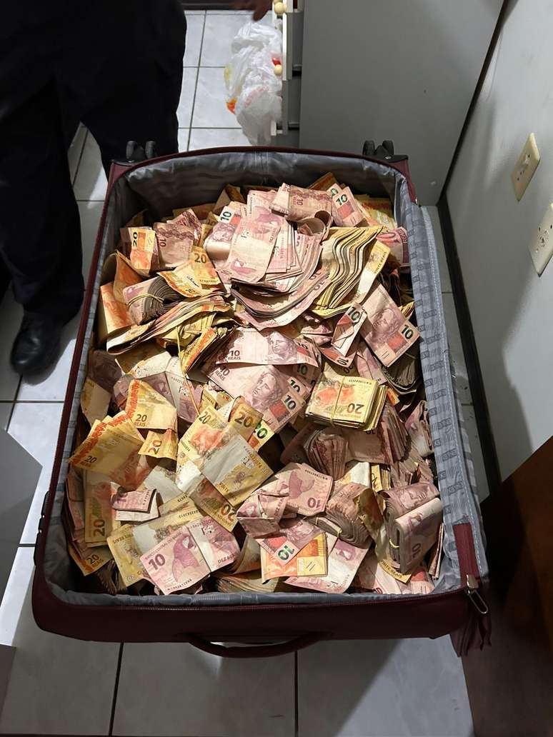 A pol&iacute;cia contabilizou mais de R$ 400 mil em esp&eacute;cie