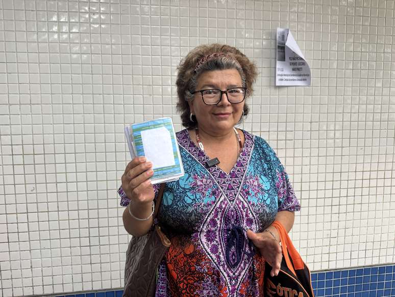 Eliana Souza, de 55 anos, contou que peregrina h&aacute; tr&ecirc;s dias por postos e UPAs em busca de um atendimento oftalmol&oacute;gico