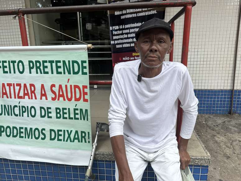 Aposentado Alberto Carlos de Santos Carvalho, de 57 anos, chegou com sacola de roupas para fazer cirurgia e n&atilde;o conseguiu