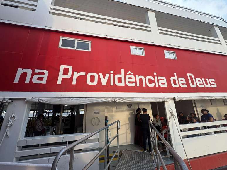 Com circulação de freis e freiras, os barcos do projeto contam com diversos simbolismos religiosos em seus interiores 