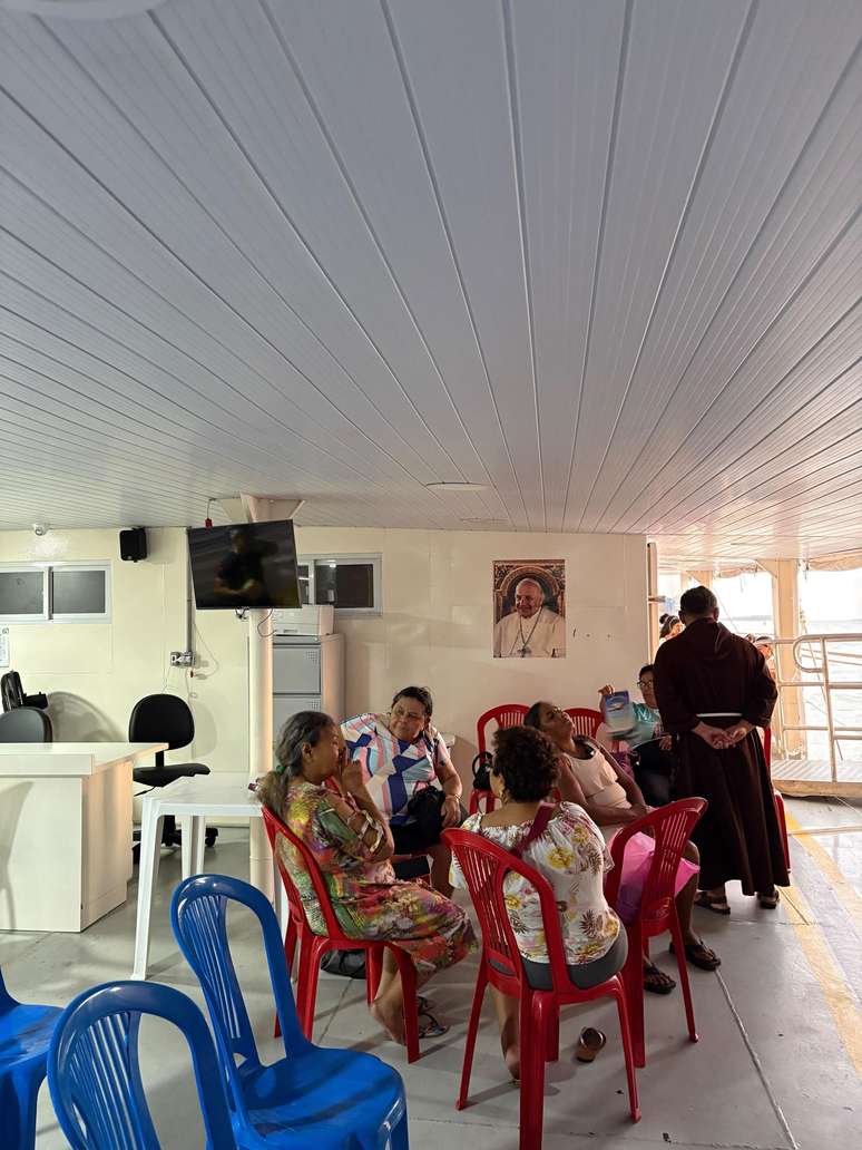 Pacientes são separados por setores ao longo dos barcos