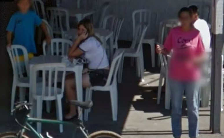 Mar&iacute;lia Mendon&ccedil;a sentada no bar da fam&iacute;lia em 2011 repercutiu nas redes sociais