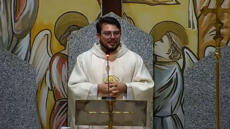 Padre leiloou cueca durante evento da igreja e deu satisfa&ccedil;&otilde;es aos fieis durante missa