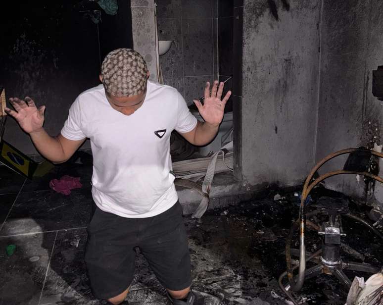 Luan, um dos irmãos que perdeu a barbearia no Complexo da Penha, durante operação policial há duas semanas.