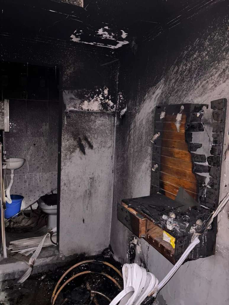 Barbearia queimou há duas semanas durante ação policial nos complexos da Penha e Alemão, zona norte do Rio de Janeiro.
