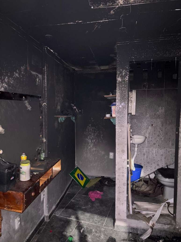 Ainda não chegaram ajuda governamental, nem de organizações para reconstruir a barbearia no Complexo da Penha (RJ).