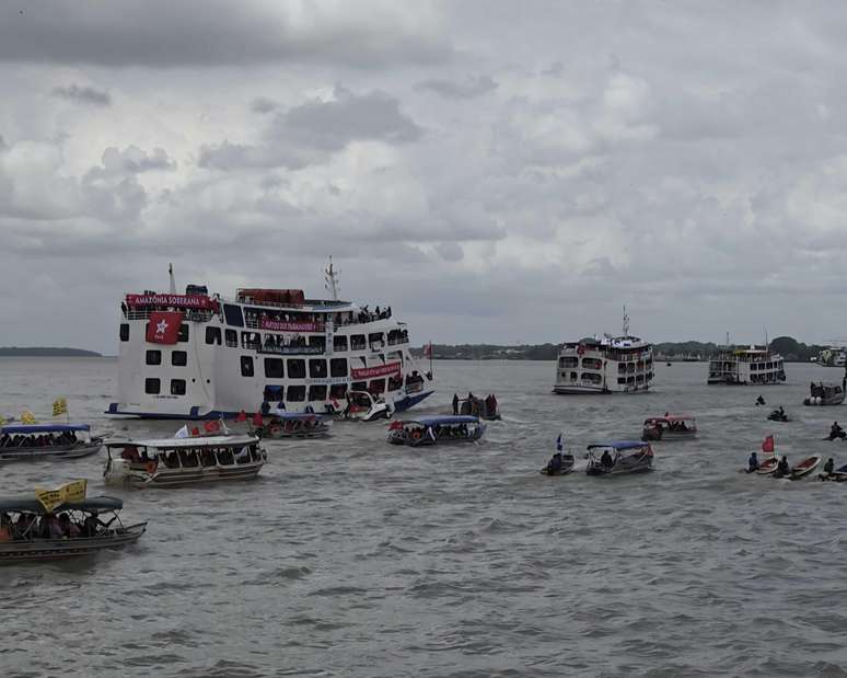  ‘Barqueata’ percorre a Baía do Guajará, na manhã desta quarta-feira (12), em Belém