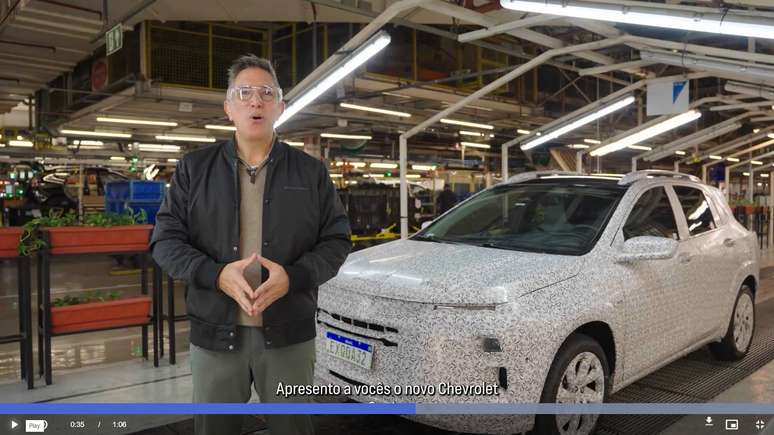 Santiago Chamorro à frente de um Chevrolet Sonic camuflado