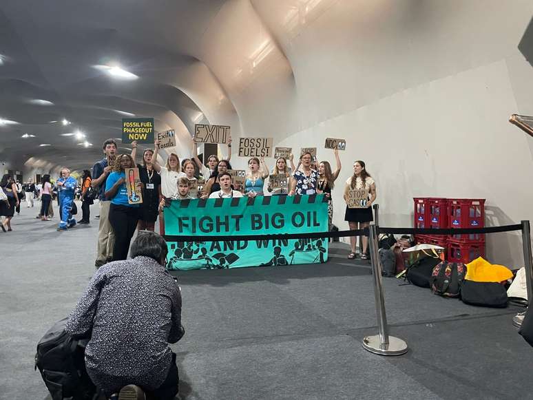 Manifestantes contra o uso de combustíveis fósseis na COP30