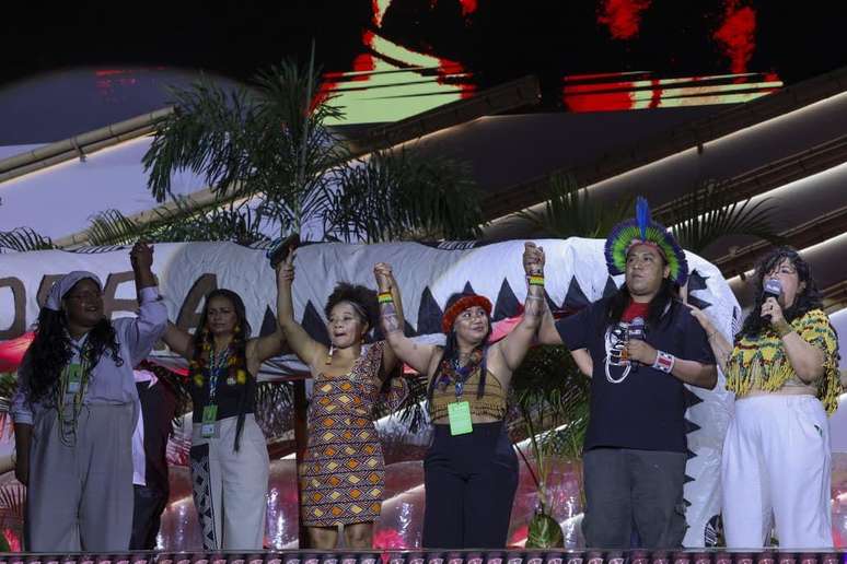 Ang&eacute;lica, Matsi e outros membros da Alian&ccedil;a dos Povos pelo Clima; al&eacute;m de pautas que j&aacute; eram levantadas pelos av&ocirc;s, eles buscam acesso mais direto das comunidades aos fundos ambientias