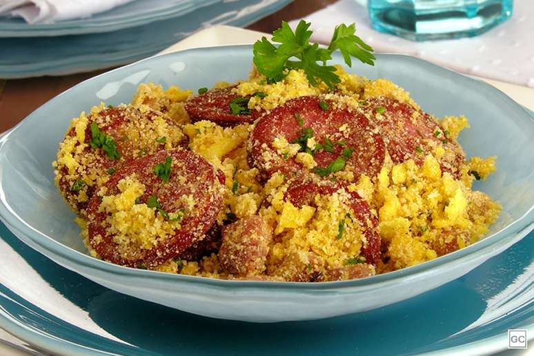 Farofa de bacon e lingui&ccedil;a &ndash; Foto: Guia da Cozinha