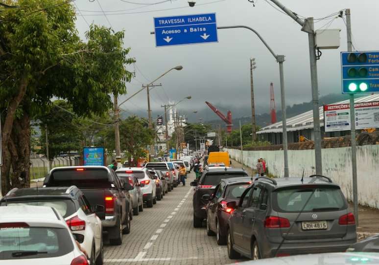 Fila de carros para utilizar a balsa que conecta Ilhabela a São Sebastião.