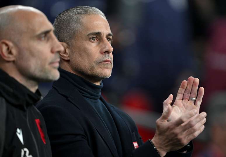 Sylvinho ao lado de Zabaleta, seu auxiliar no comando da Albânia 