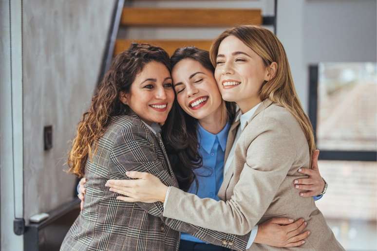 A gentileza pode ajudar o próximo e transformar o cérebro de quem a prática