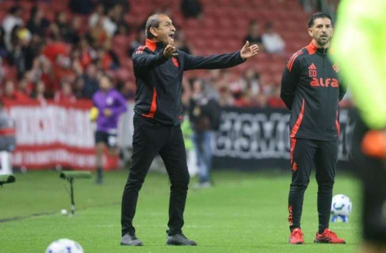 Foto Ricardo Duarte / SC Internacional - Legenda: Ramón Díaz demonstra dificuldade em solucionar fragilidade defensiva do Internacional