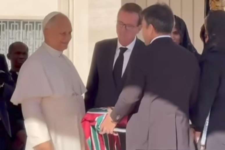 Papa Le&atilde;o XIV recebe camisa do Fluminense &ndash;