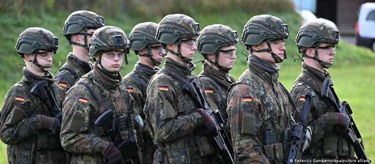 The government wants to reach the goal of 260,000 active military personnel