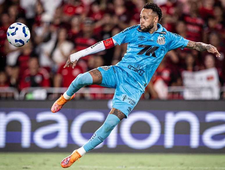 Faixa com cobrança a Neymar acabou sendo colocada em frente ao CT do Santos –