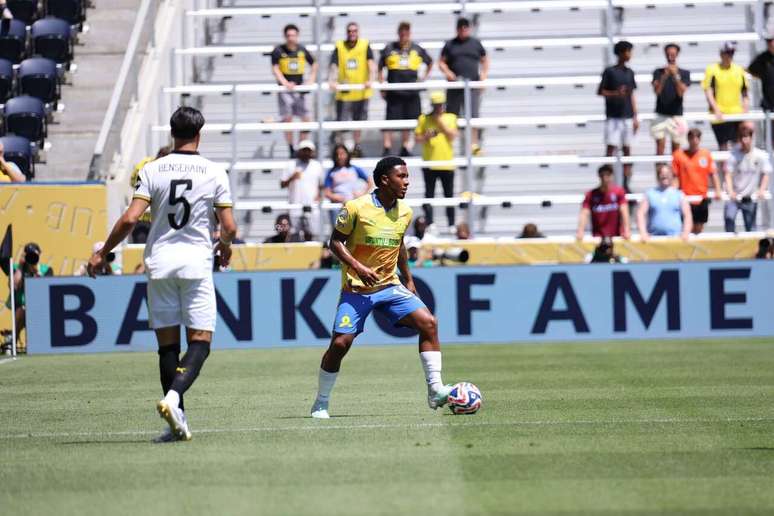 Lucas Ribeiro em a&ccedil;&atilde;o com a camisa do Mamelodi Sundowns no Mundial de Clubes nos Estados Unidos &ndash;