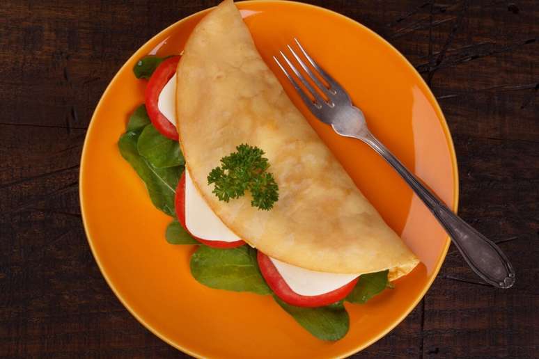 Crepioca com queijo branco, tomate e r&uacute;cula 
