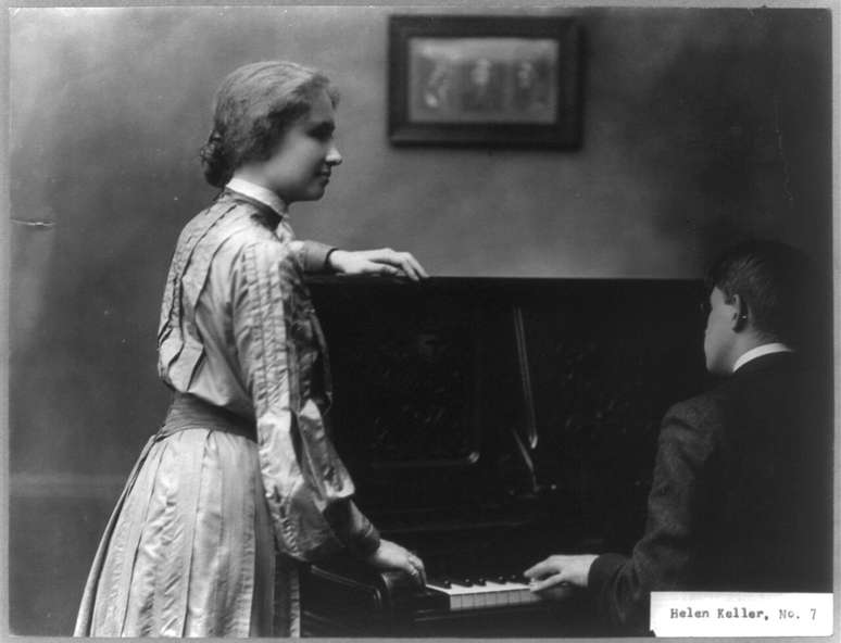 A comunica&ccedil;&atilde;o representou um dos maiores desafios para Helen Keller, mas tamb&eacute;m uma das &aacute;reas em que sua hist&oacute;ria oferece aprendizado significativo &ndash; Livraria do Congresso dos Estados Unidos/Wikimedia Commons