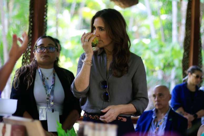 Rainha fez o roteiro clássico do Combu e recebeu explicação sobre o processo de produção, moagem e cultivo do cacau.