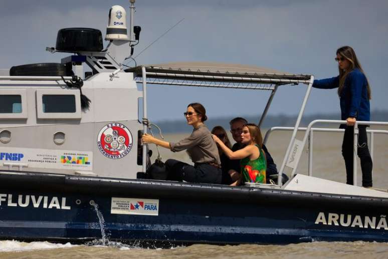 Policiais federais e militares escoltaram a rainha Mary, da Dinamarca, na travessia fluvial de Belém à Ilha do Combu.