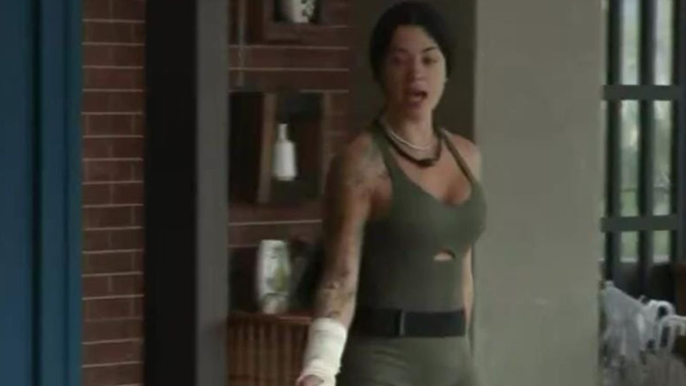 Expulsa? Após barraco, Rayane acusa Saory de agressão e surge com o braço enfaixado em A Fazenda 17 / Reprodução: RecordPlus