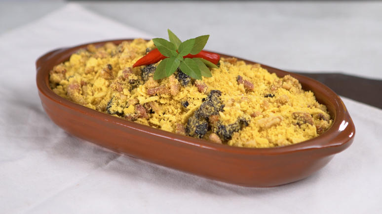 Farofa de bacon, nozes e ameixa &ndash; Foto: Guia da Cozinha