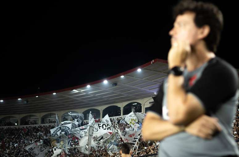 Relação de Diniz com a torcida do Vasco ficou “embaçada” depois de mais uma derrota do Vasco em São Januário.
