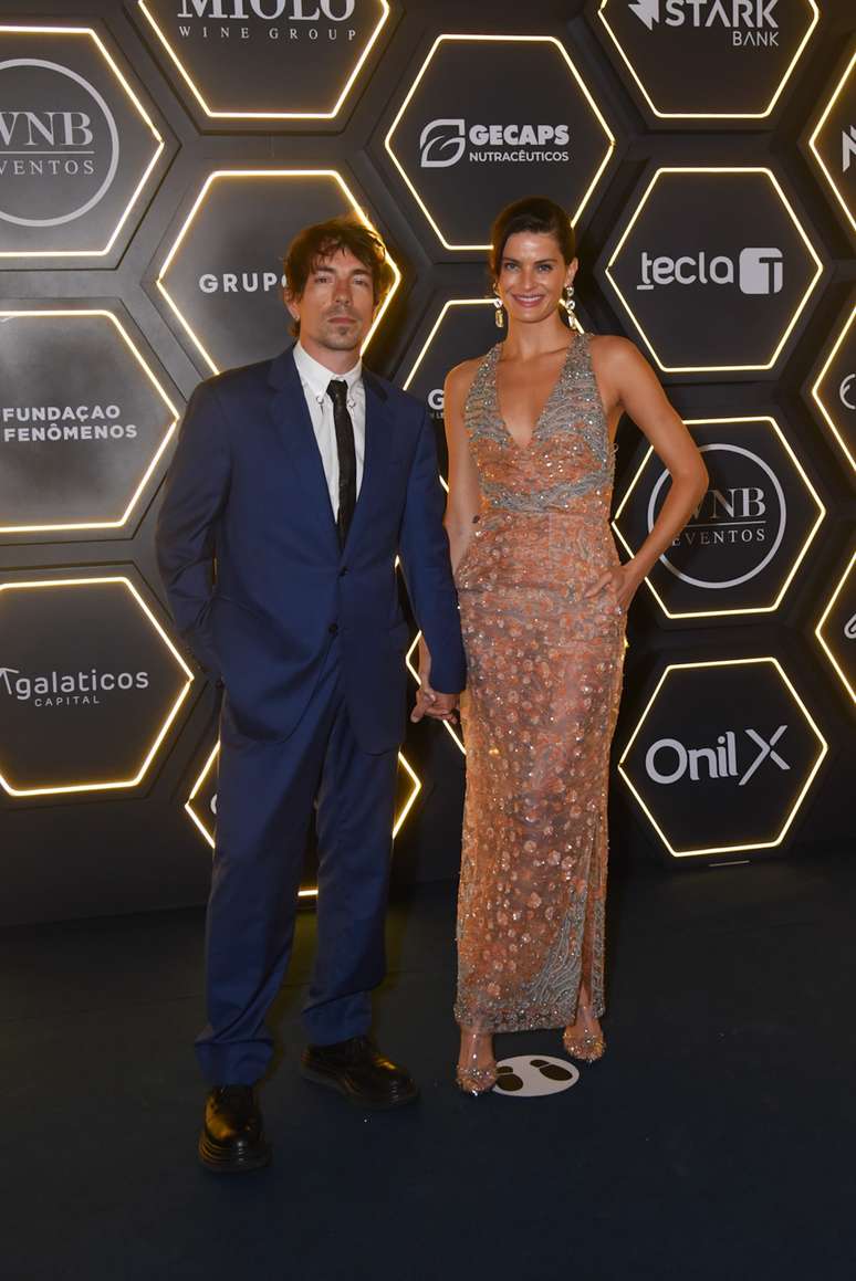 Di Ferrero e Isabeli Fontana 