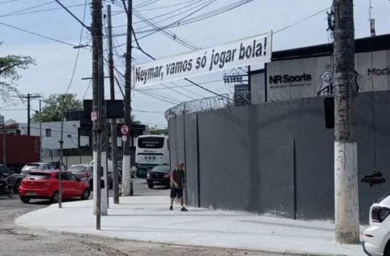 Faixa com cobrança a Neymar acabou sendo colocada em frente ao CT do Santos –