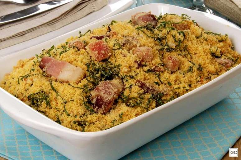 Farofa de bacon com couve &ndash; Foto: Guia da Cozinha