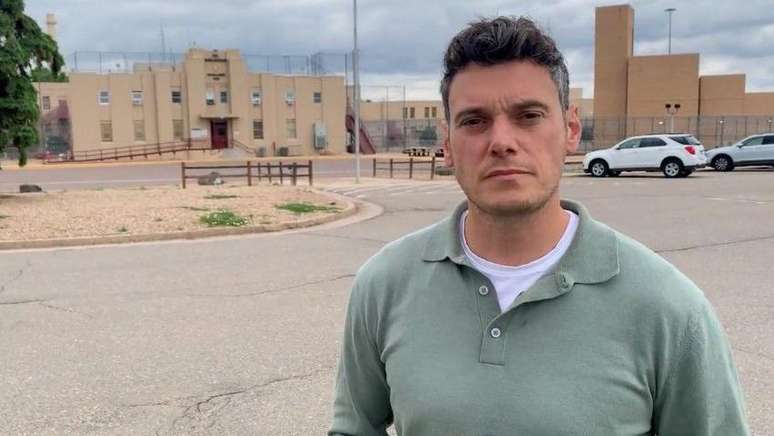 O correspondente Joe Tidy, em frente à Penitenciária de Englewood, no Colorado