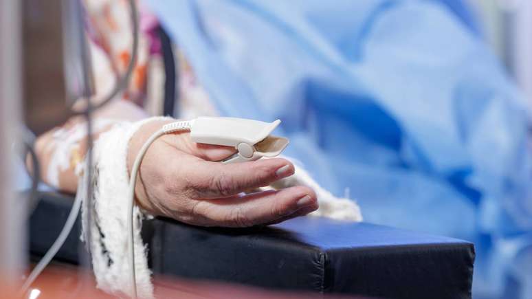 No ambiente hospitalar, o tratamento pode envolver o uso de antitoxinas para neutralizar a toxina circulante, suporte intensivo &agrave; respira&ccedil;&atilde;o e terapias complementares &ndash; depositphotos.com / kolesnikov555