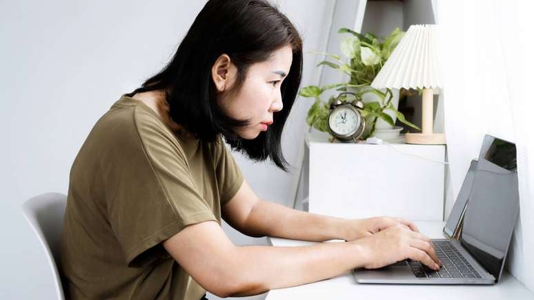 People under 1.60 meters in height usually use chairs, tables and equipment sized for their taller height – Depositphotos.com / doucefleur