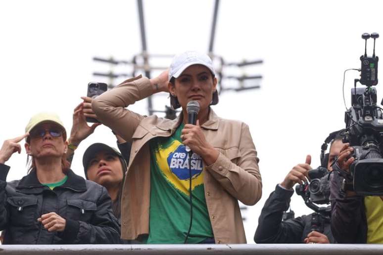 Michelle Bolsonaro rebate senadora Soraya após fala sobre presos de 8/1: ‘senadora surfista’.