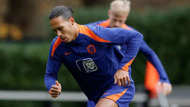 Van Dijk durante treino da sele&ccedil;&atilde;o holandesa &ndash;