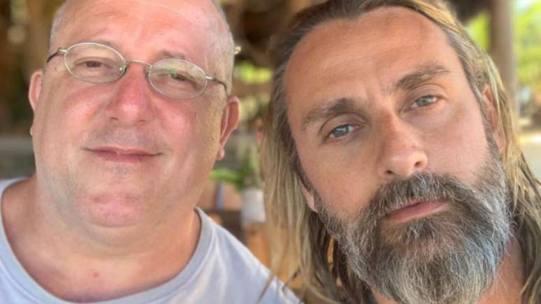 Escritor Guillermo Ruiz e o marido, o ator André Dias