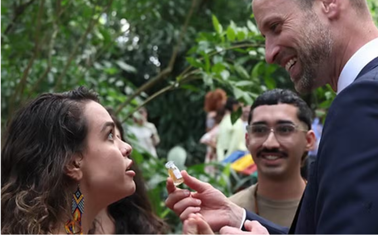 Karla Braga, fundadora e diretora executiva do Instituto COJOVEM, explicou o que tinha  em frasco que entregou ao príncipe William 