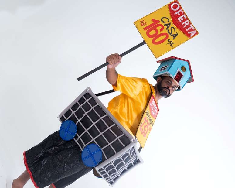 Casa do Samba Estrela Cadente canta a realidade de famílias sem teto, denunciando a especulação imobiliária e a omissão do Estado.