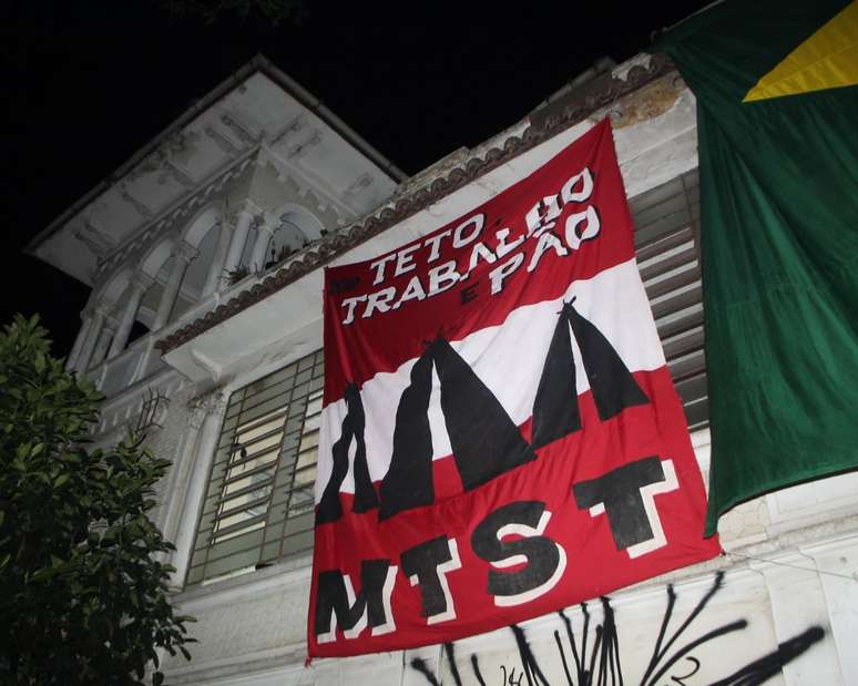 Fachada do Casarão Cultural do MTST, onde a Casa do Samba Estrela Cadente realiza os ensaios para estrear no Carnaval 2026.