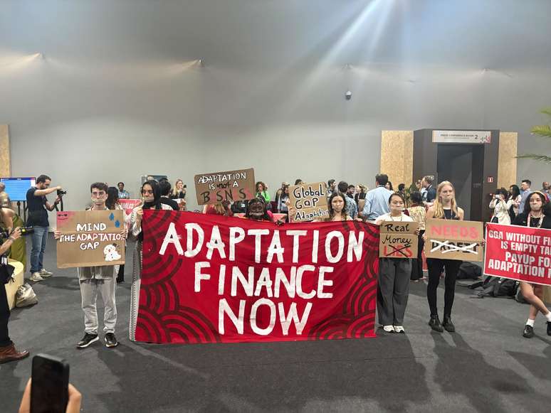 Ato silencioso na Zona Azul da COP30 cobra mais recursos para adaptação