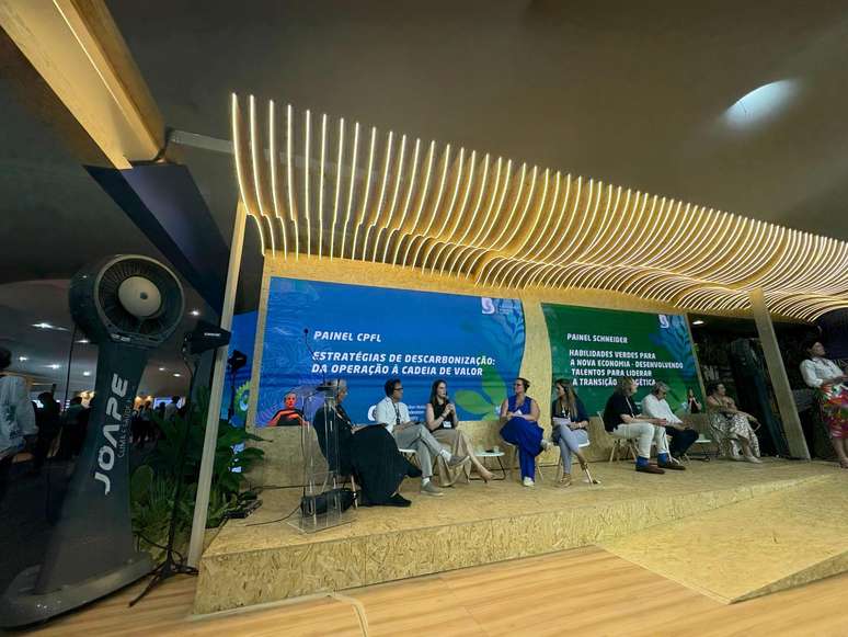 Leticia Senatore, Environmental Manager at Vivo, participating in the panel “Decarbonization Strategy: From Operations to Value Chain”