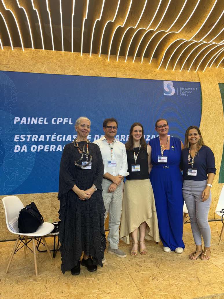 Leticia Senatore, Environmental Manager at Vivo, poses with participants of the panel “Decarbonization Strategy: From Operations to Value Chain”
