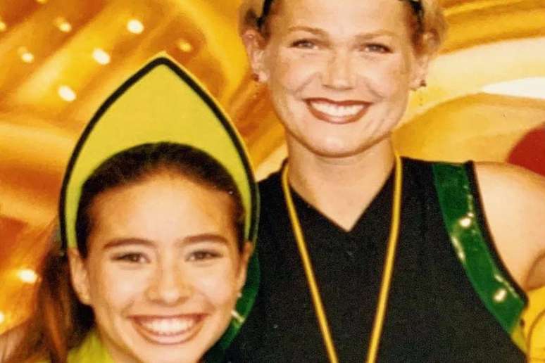 Xuxa க்கு அடுத்ததாக Marcela Monteiro போஸ் கொடுக்கிறார்