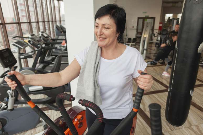 Entenda a importância de fazer musculação após os 40 anos