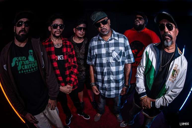 Faces do Subúrbio, um dos grupos pioneiros do rap nacional e referência no Nordeste desde os anos 1990, conhecido pela fusão de rap, hip hop, embolada e rock.