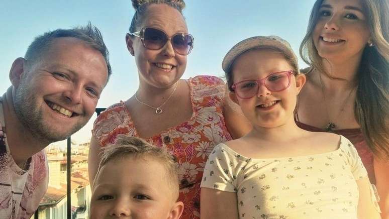 Família Nye, com Gracie usando óculos cor-de-rosa